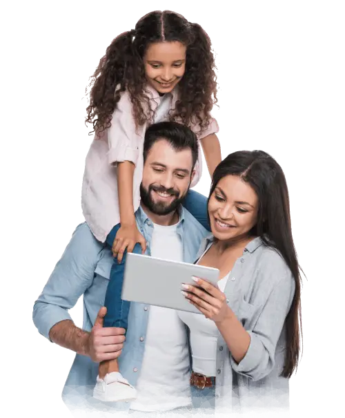 Une famille partageant un moment de lecture et de création d’histoires avec Monistoire