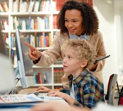 Enfant partageant et exposant une histoire créée avec Monistoire à son ensignante, grâce à un lien temporaire